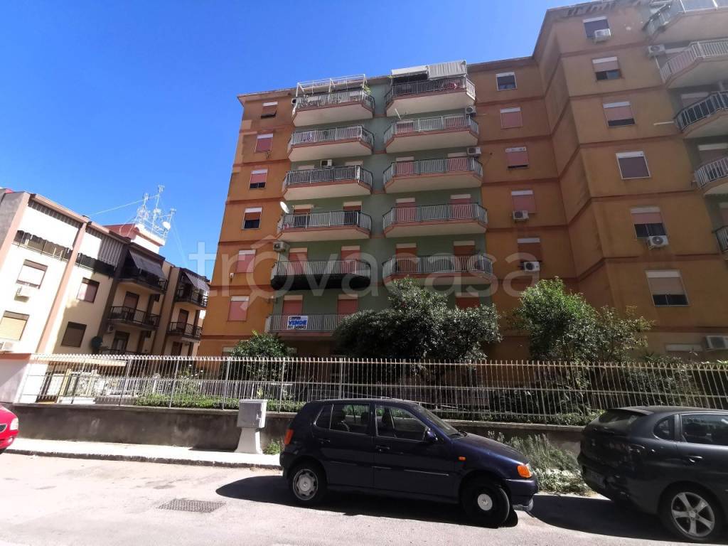 Appartamento in vendita a Palermo via re enzo