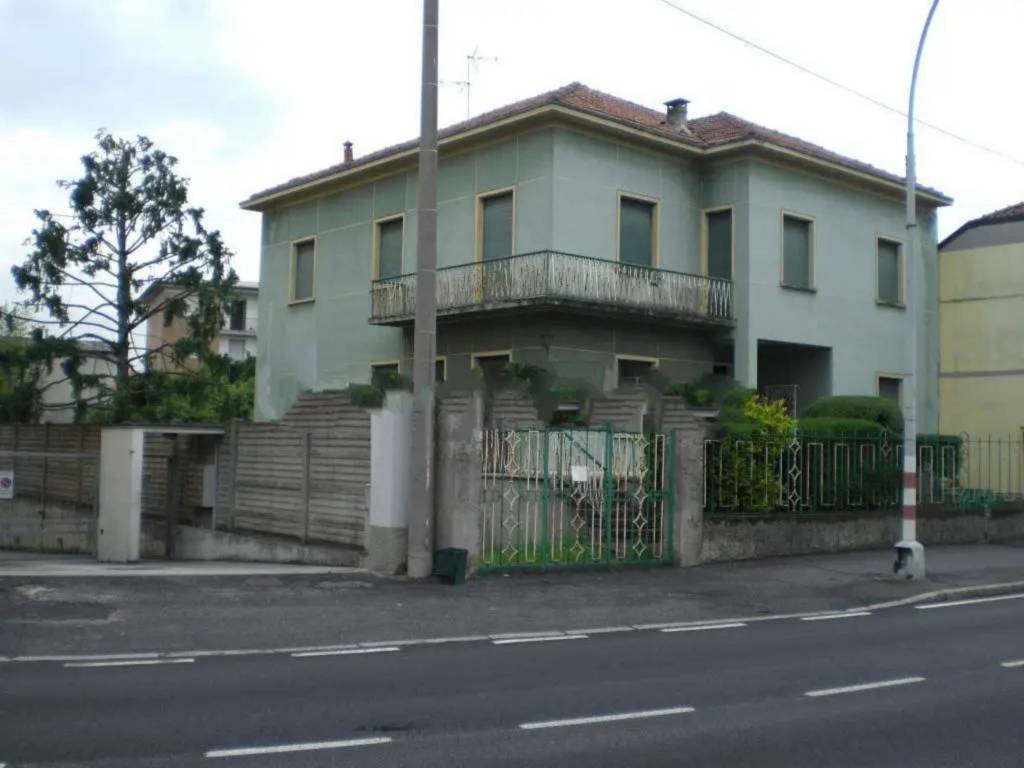 Casa Indipendente in vendita a Fara Gera d'Adda via Abele Crespi