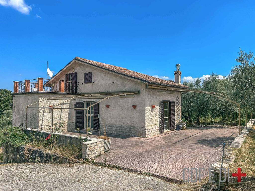 Villa in vendita a Poggio Nativo via Farense
