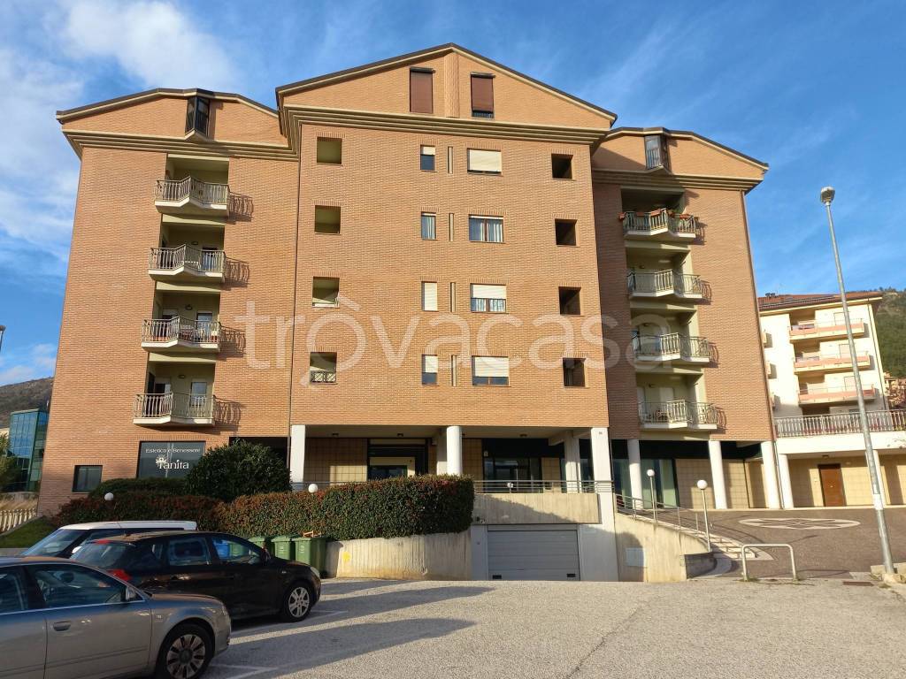 Appartamento in vendita a L'Aquila via Giovanni Pascoli, 5