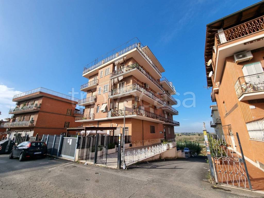 Appartamento in vendita a Roma via Enrico Bondi