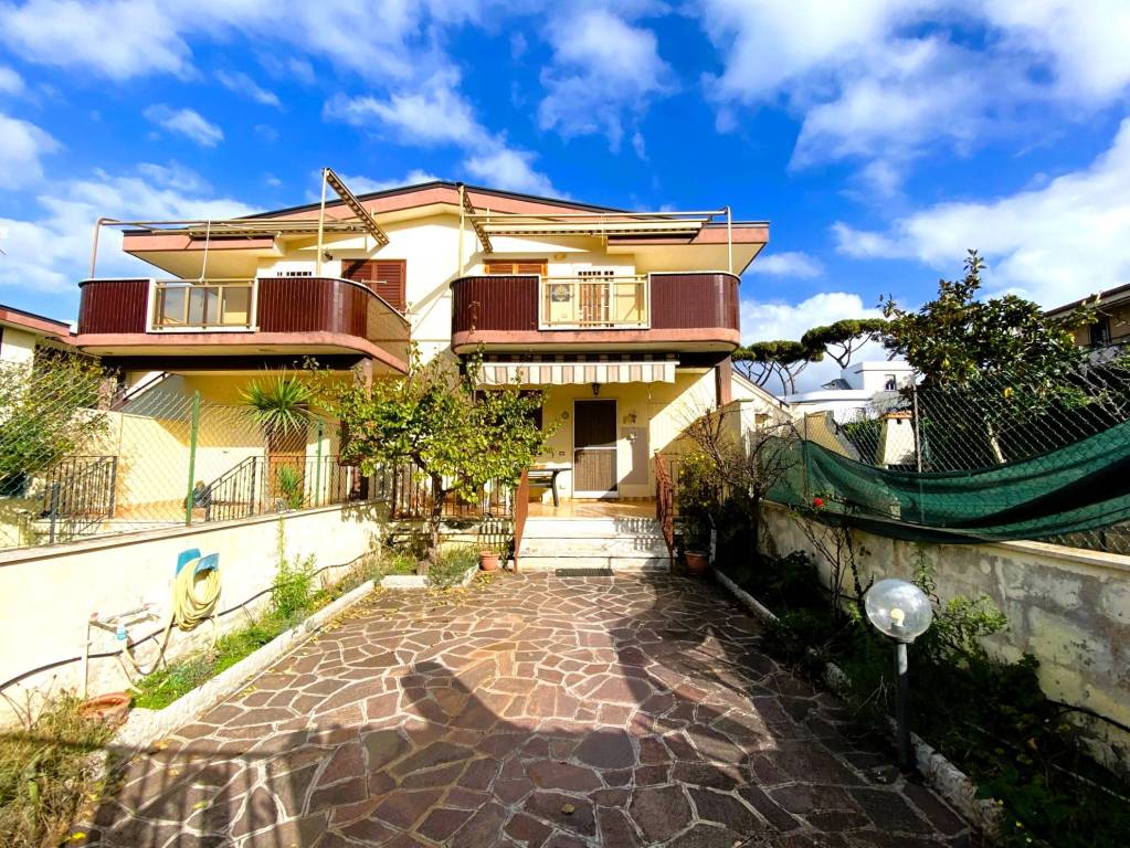 Villa Bifamiliare in vendita ad Anzio viale dei Gerani, 8