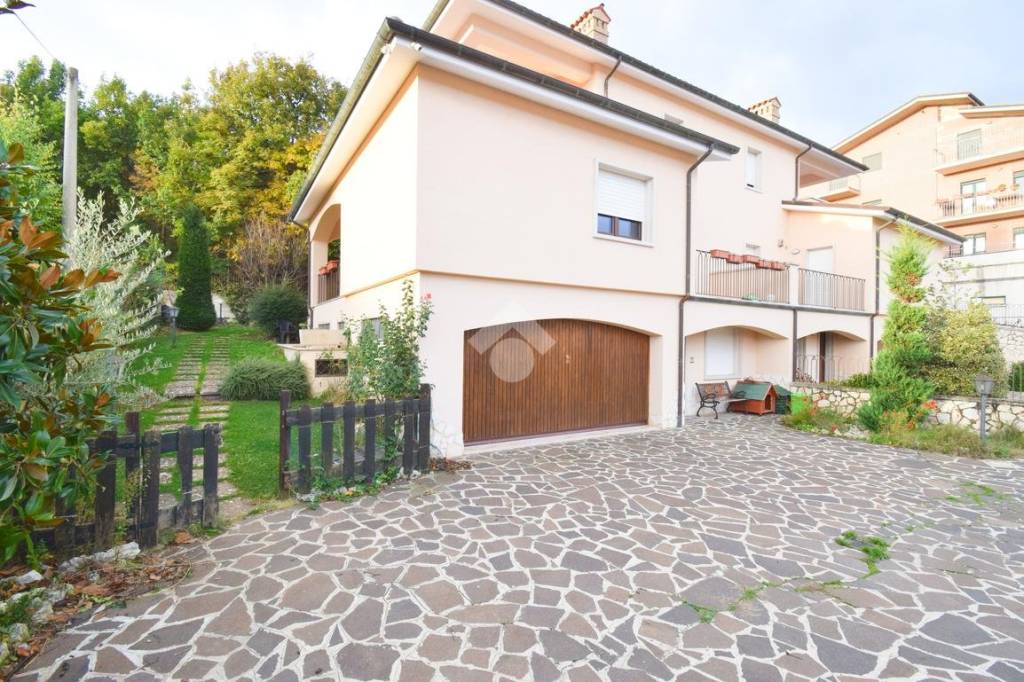 Villa Bifamiliare in vendita a L'Aquila via di Preturo, 14