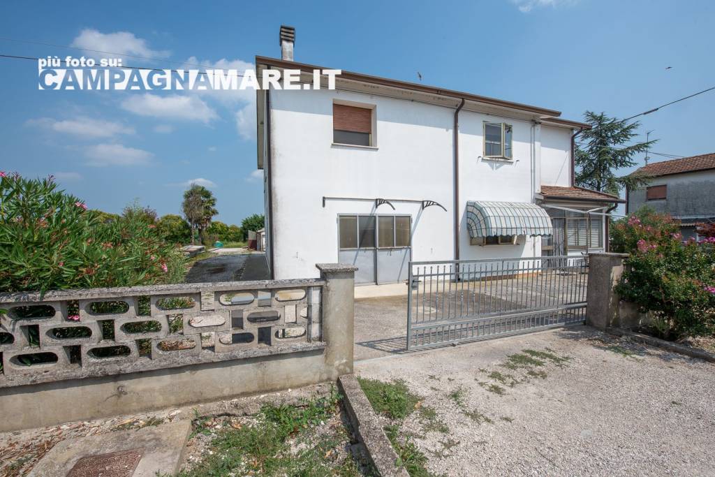 Villa in vendita a Codigoro via Piave, 10/h