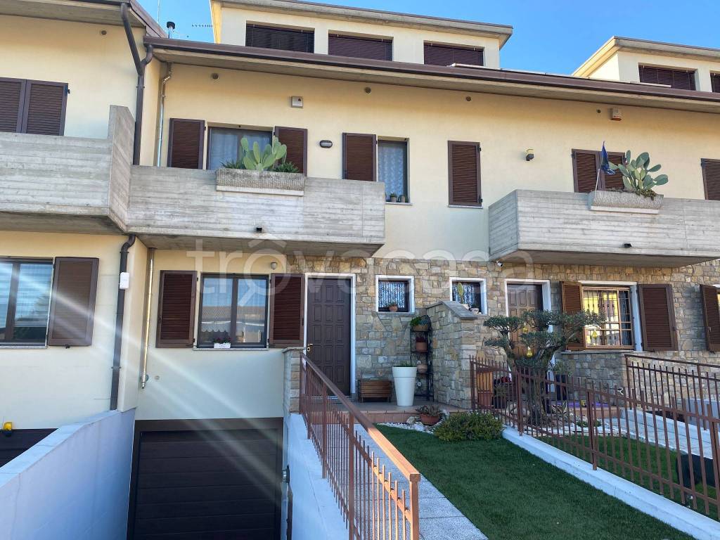 Villa a Schiera in vendita a Dalmine via Alessandro Manzoni, 55