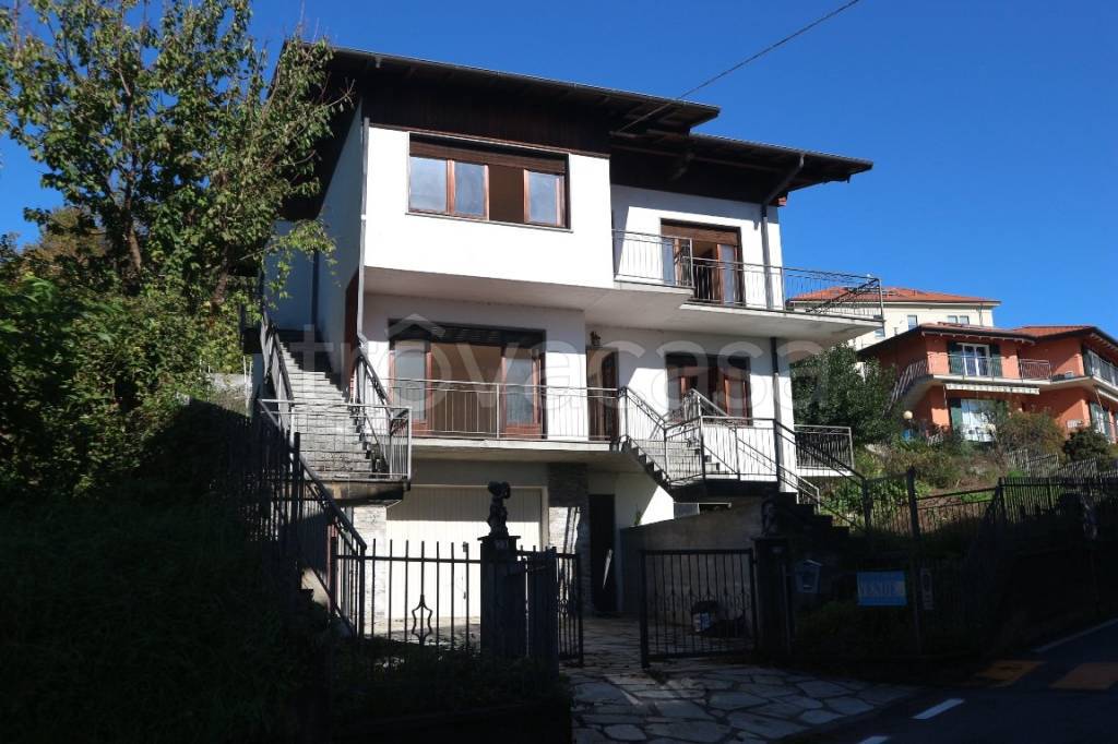 Villa Bifamiliare in vendita ad Arizzano via Firenze