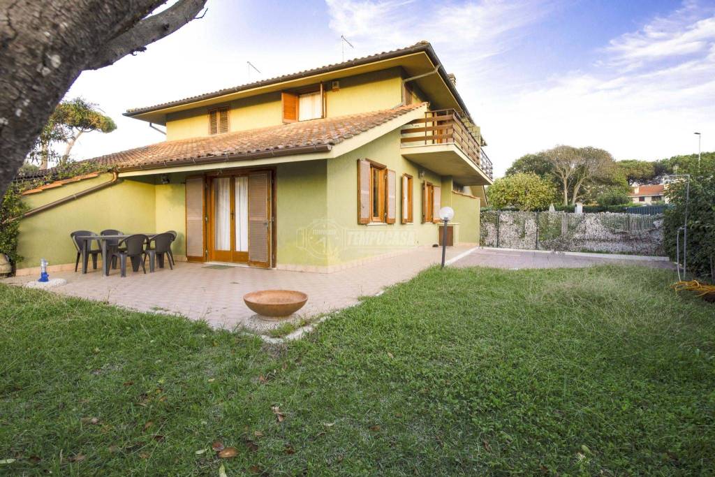 Villa Bifamiliare in vendita a Ladispoli via della Vergine 9/a