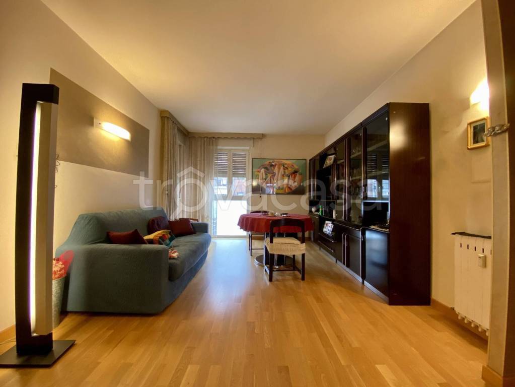 Appartamento in vendita ad Alba via Carlo Cencio, 13