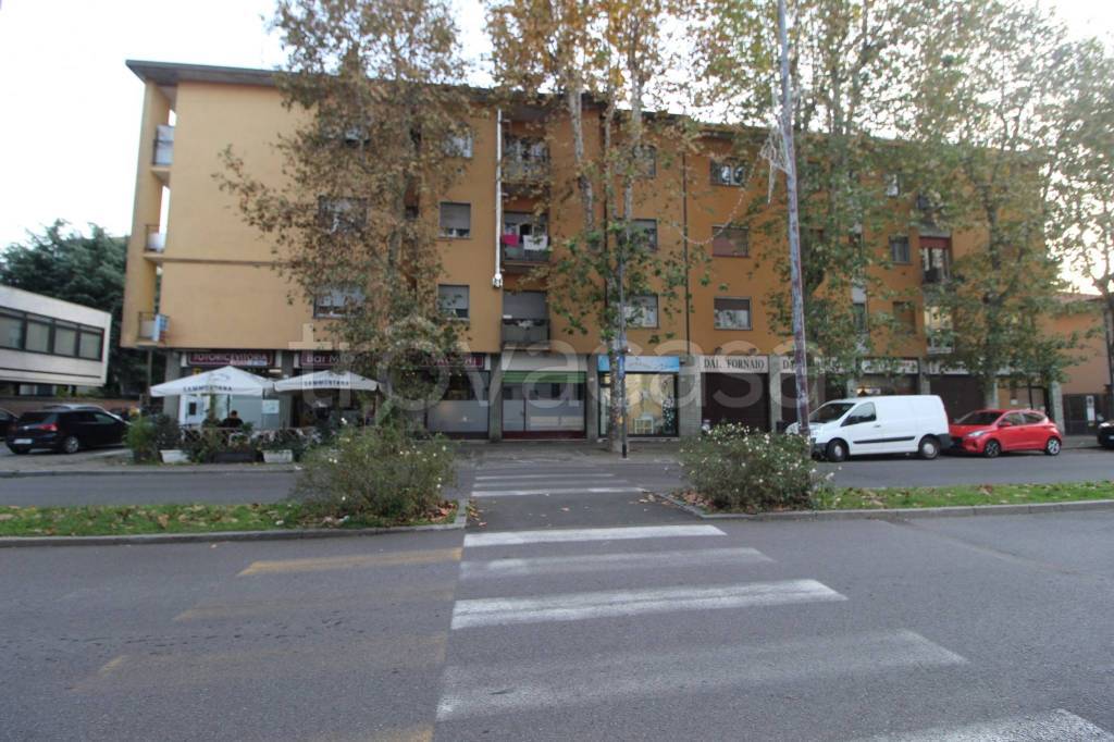 Lavanderia in vendita ad Abbiategrasso viale Giuseppe Mazzini, 48