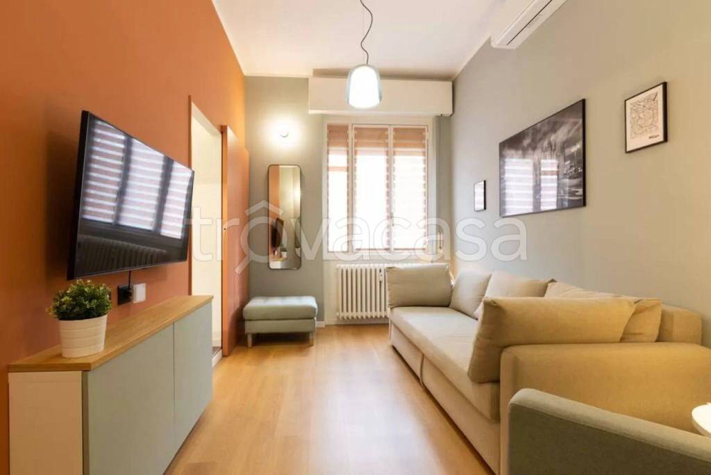 Appartamento in affitto a Milano via Lario