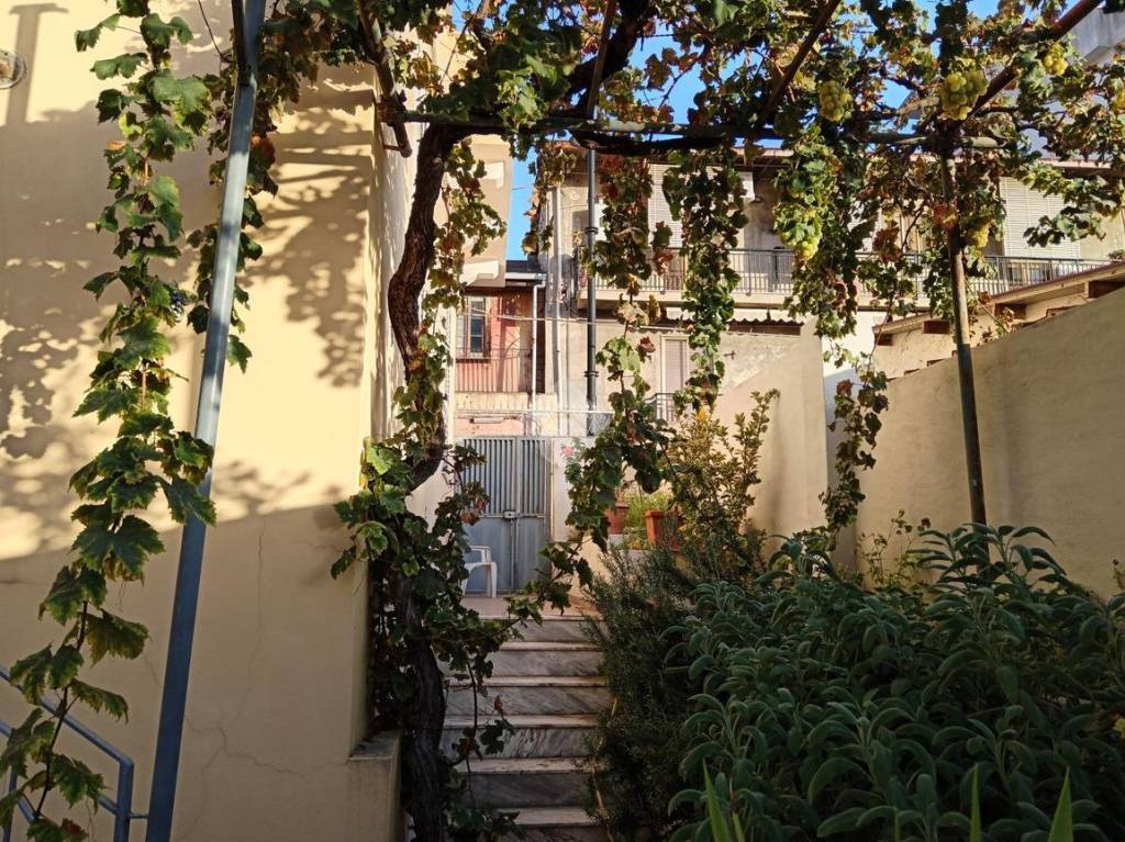 Casa Indipendente in vendita a Reggio di Calabria via Anita Garibaldi, 264