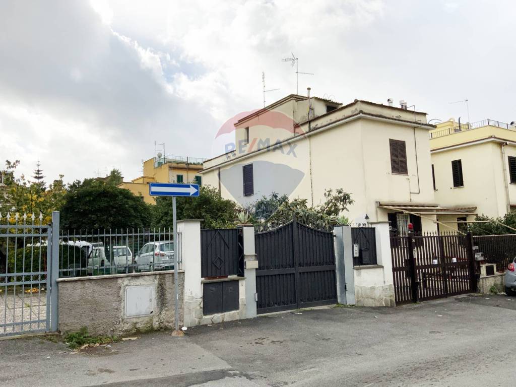 Appartamento in vendita a Roma via dei Girasoli, 36