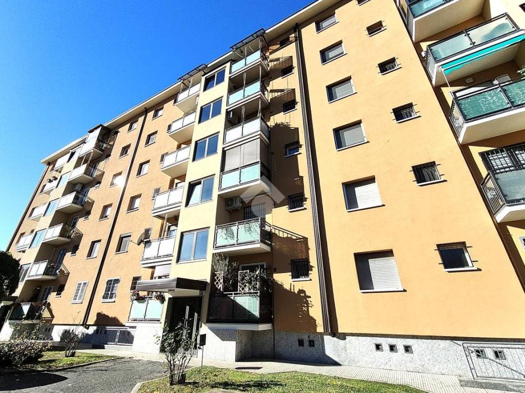 Appartamento in vendita a Milano via Betti Ugo, 85