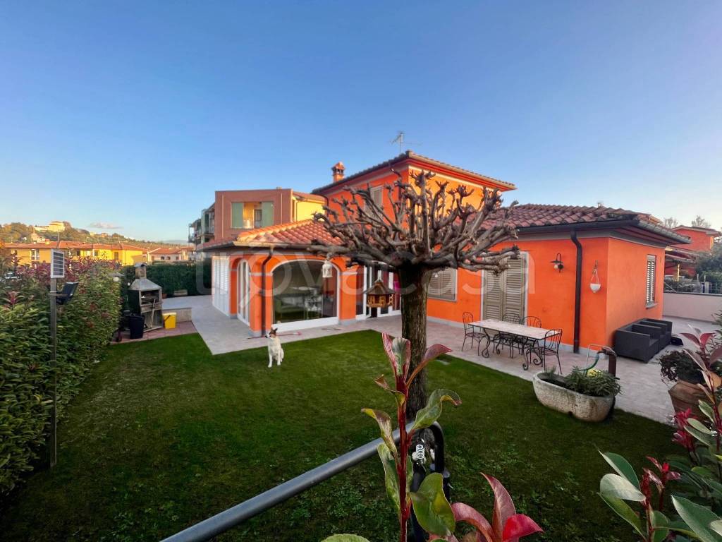 Villa in in vendita da privato a Montale via Eugenio Montale