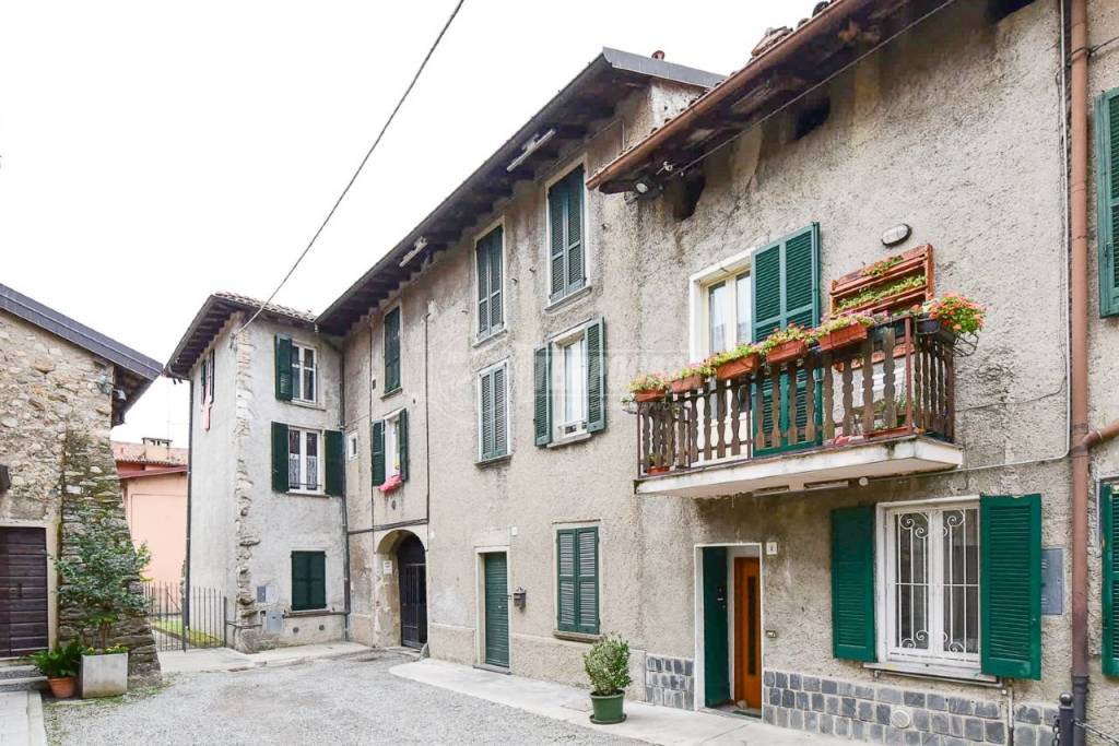 Appartamento in vendita a Erba piazza Sant'Eufemia