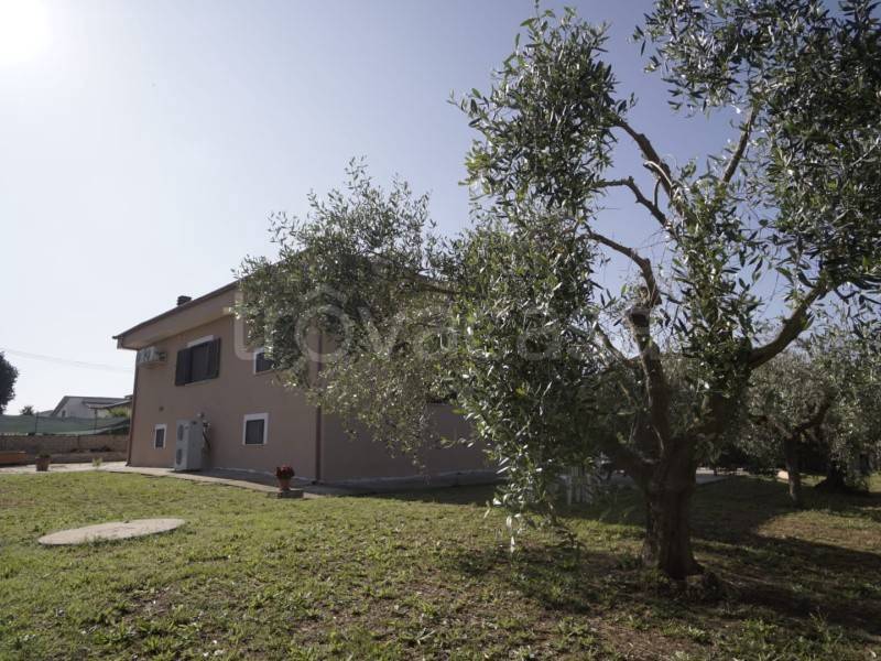 Villa in vendita a Roma via Biandrate