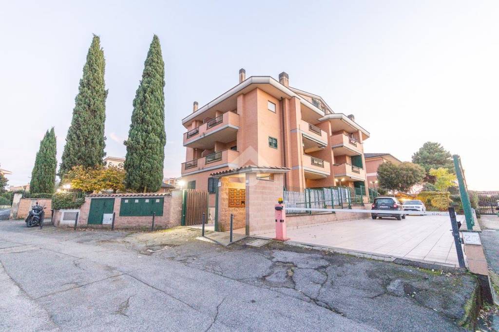 Appartamento in vendita a Roma via Sambiase, 1