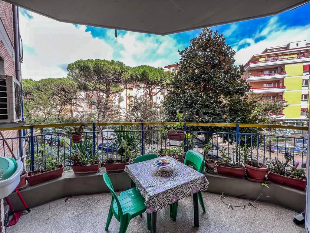 Appartamento in vendita a Roma via Ferdinando Acton