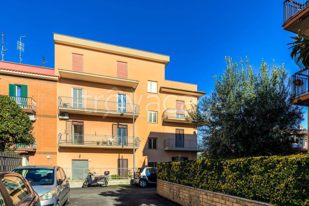 Appartamento in vendita a Roma via Premosello, 10