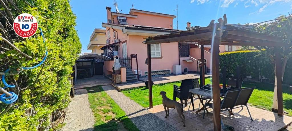 Villa Bifamiliare in vendita a Fiumicino via Annibale Sterzi, 60