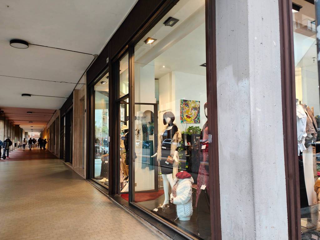 Abbigliamento in vendita a Bologna via delle Lame, 54