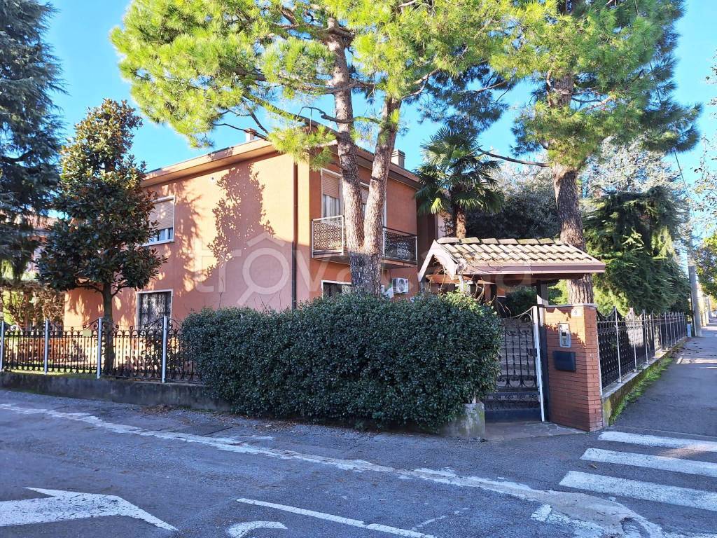 Villa Bifamiliare in vendita a Osio Sotto via Luciano Manara