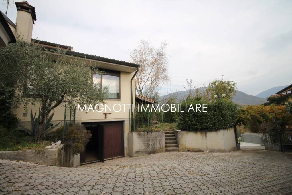 Villa Bifamiliare in vendita a Tarcento via Sammardenchia