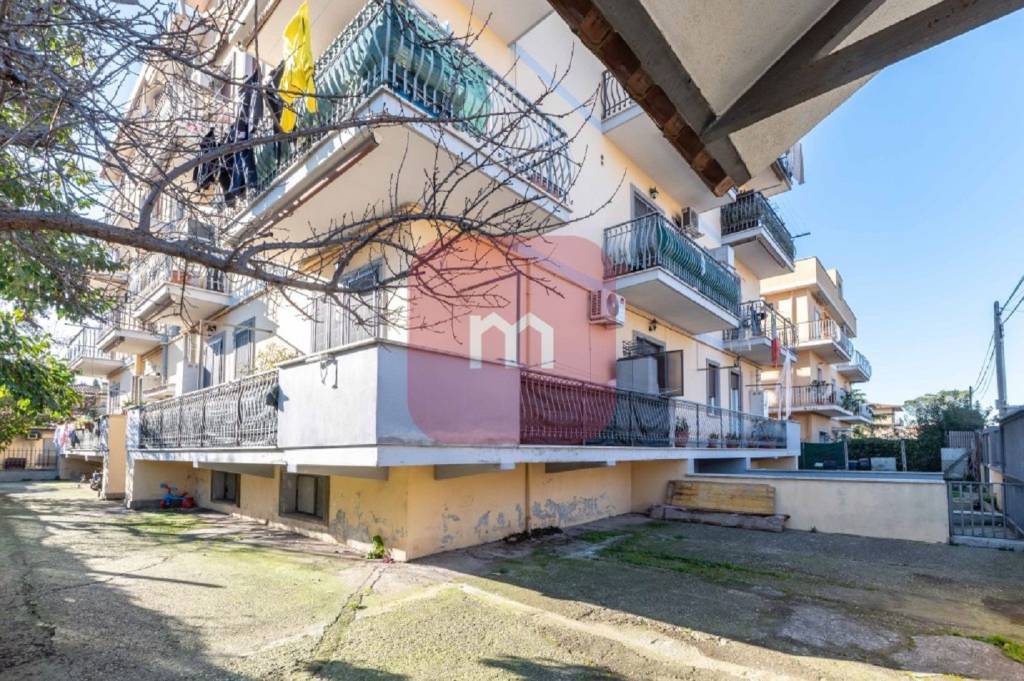 Appartamento in vendita a Roma via Samassi