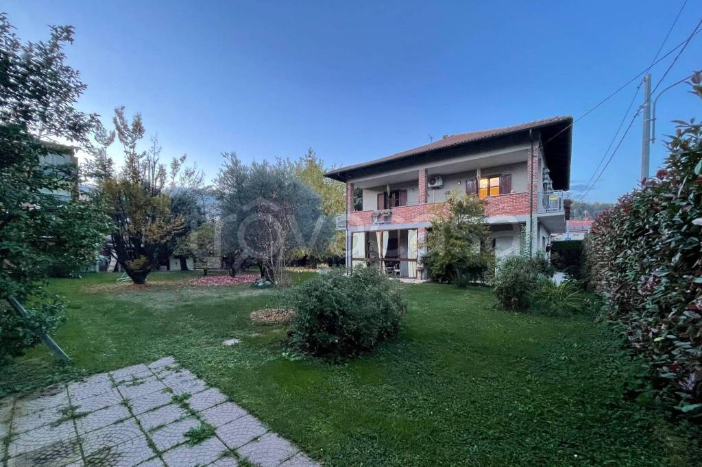 Villa in in vendita da privato a Castellamonte via Ammiraglio Giacinto Pullino, 16