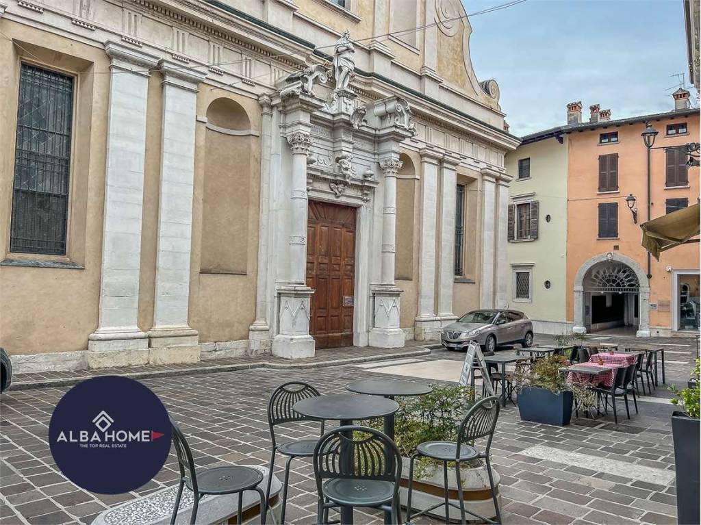 Intero Stabile in vendita a Desenzano del Garda piazza Malvezzi, 1