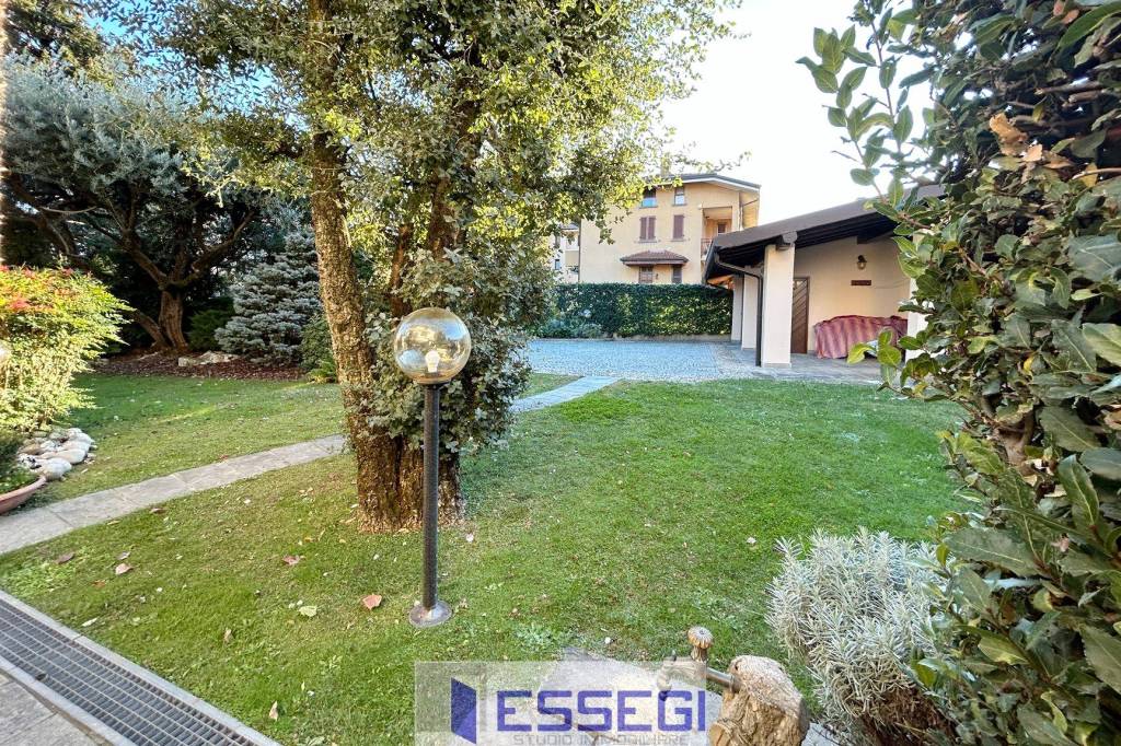 Villa in vendita a Erba via Cesare Battisti