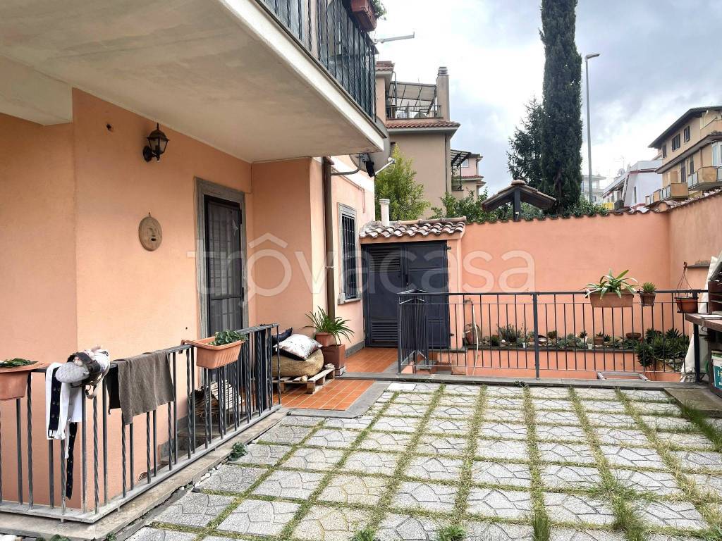 Appartamento in vendita a Roma via Giacomo da Verona