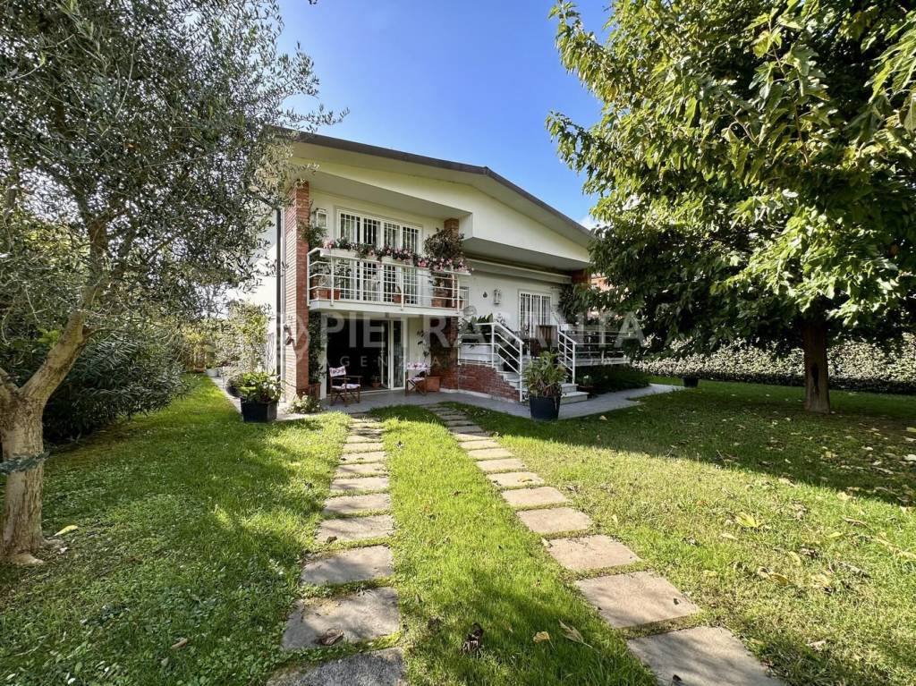 Villa in vendita a Pietrasanta via Sardegna, 16