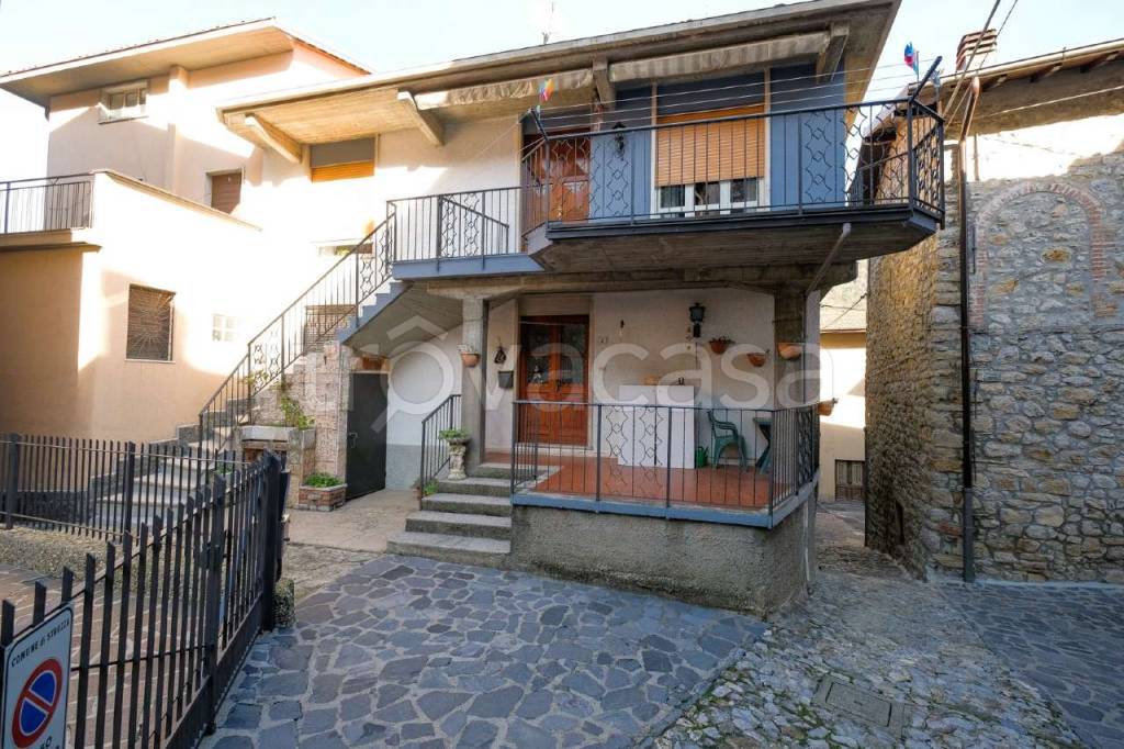 Appartamento in vendita a Strozza via Gioacchino Rossini 2