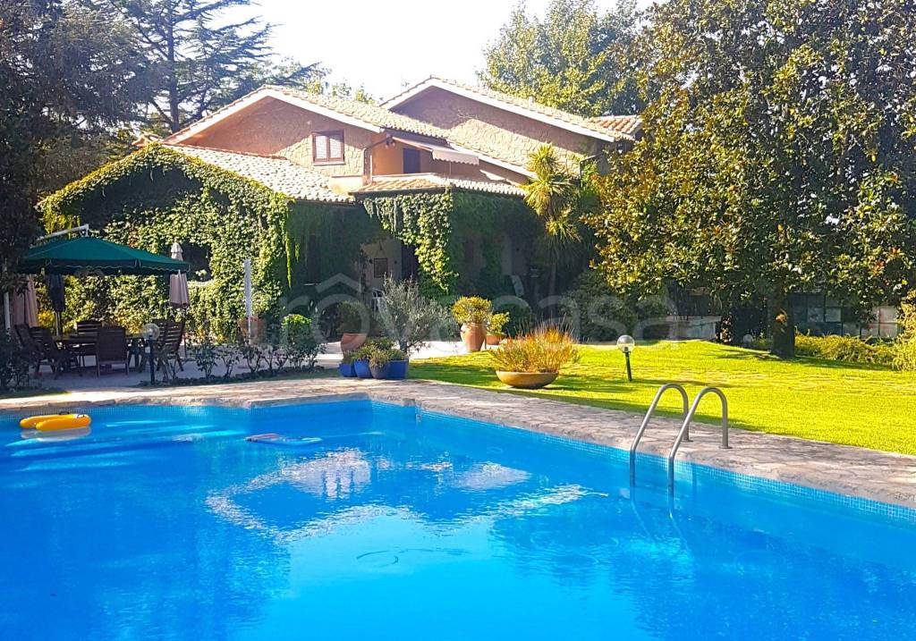Villa in vendita a Manziana via Lazio, 3