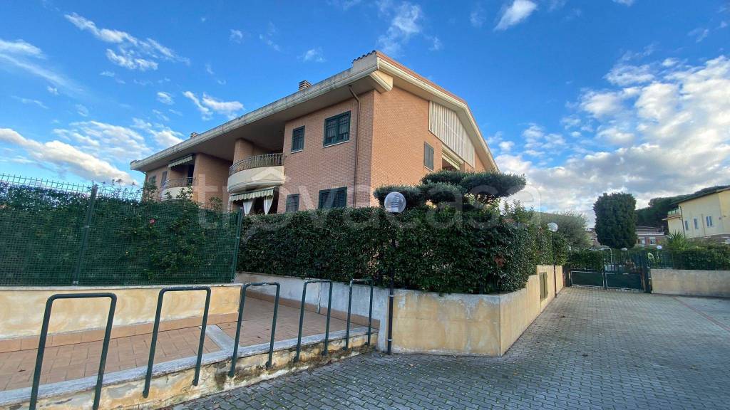 Appartamento in vendita a Roma via Castiglione di Sicilia