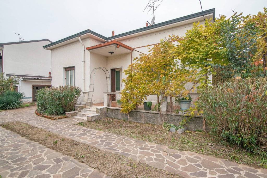 Villa in vendita a Fara Gera d'Adda via Monfalcone