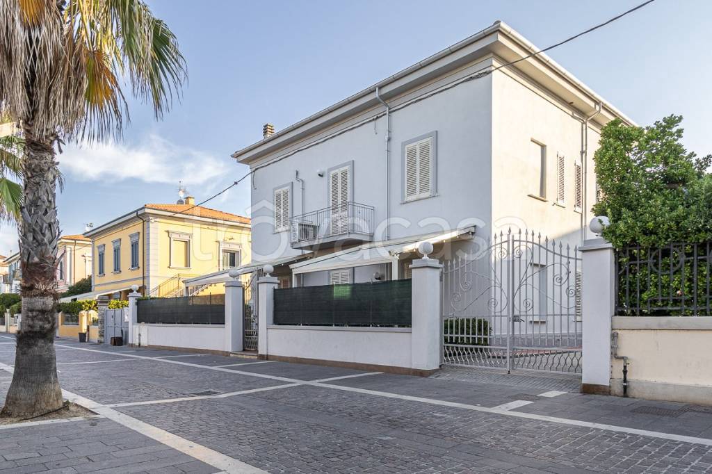 Villa Bifamiliare in vendita a Cecina viale della Vittoria