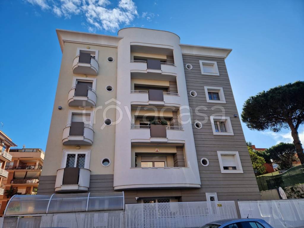 Appartamento in vendita a Pomezia viale Alessandro Manzoni, 8