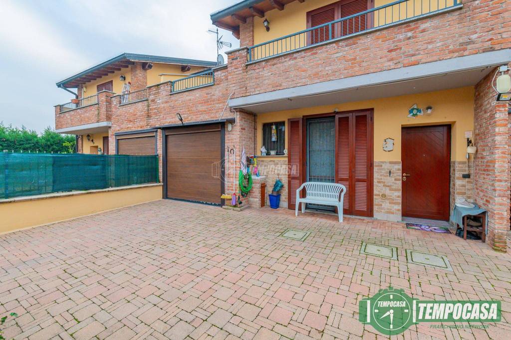 Villa Bifamiliare in vendita a Caselle Lurani largo Rosario Livatino, Calvenzano 32