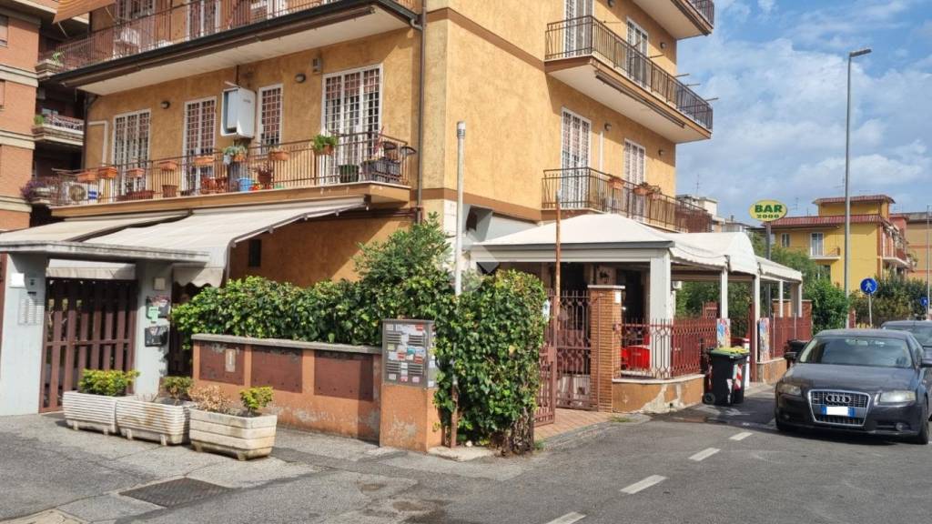 Garage in vendita a Roma via Carlo Santarelli, 84
