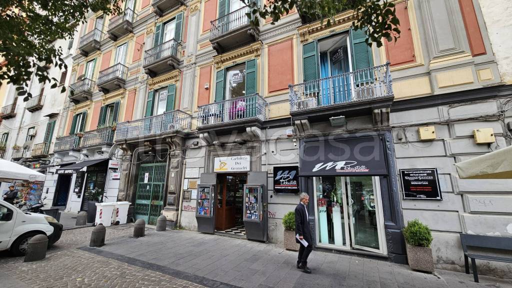Magazzino in vendita a Napoli via Foria, 93