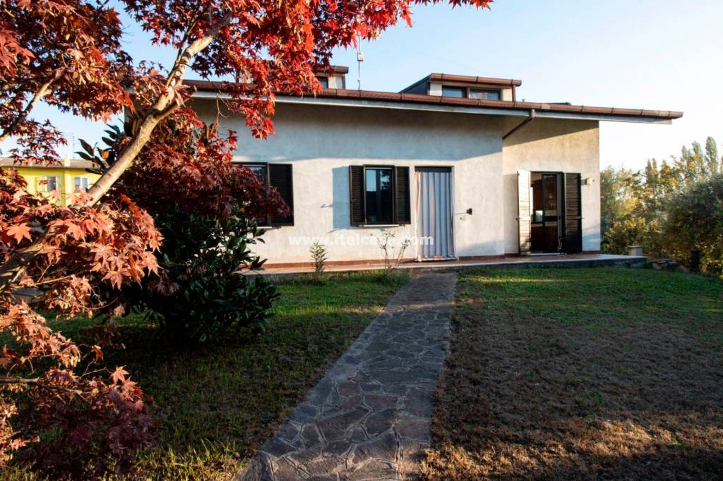 Villa in vendita a Curtatone via Siena