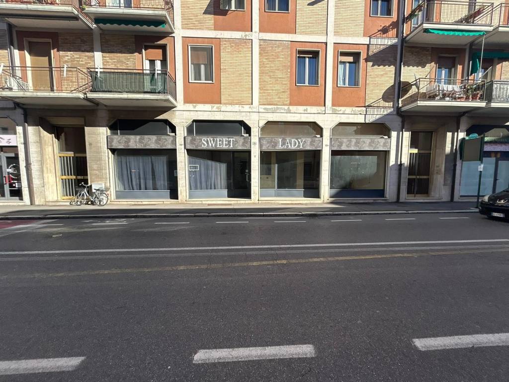 Negozio in affitto a Cremona via Angelo Massarotti, 15