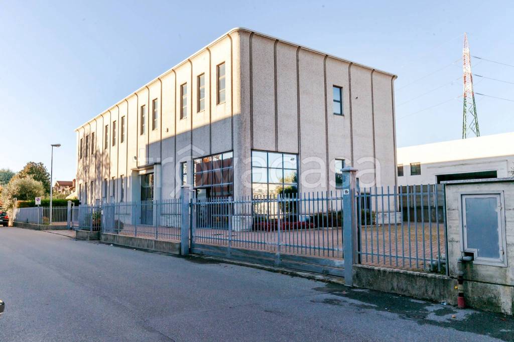 Capannone Industriale in vendita a Giussano via Pola
