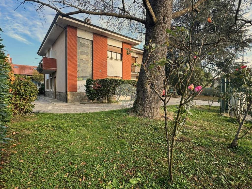 Villa Bifamiliare in vendita a Ivrea via Bollengo, 5