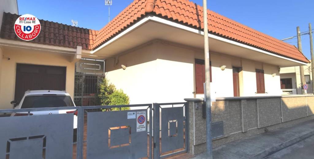 Villa Bifamiliare in vendita ad Alezio via Vittorio Bachelet