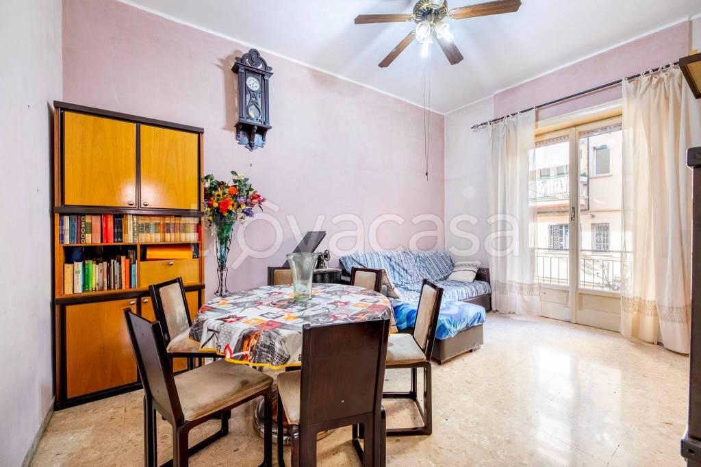 Appartamento in vendita a Roma via Latina, 49