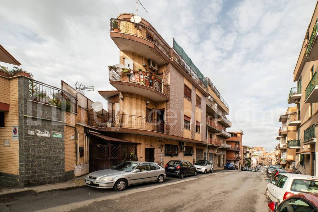 Appartamento in vendita a Roma via Castiglione della Pescaia, 80