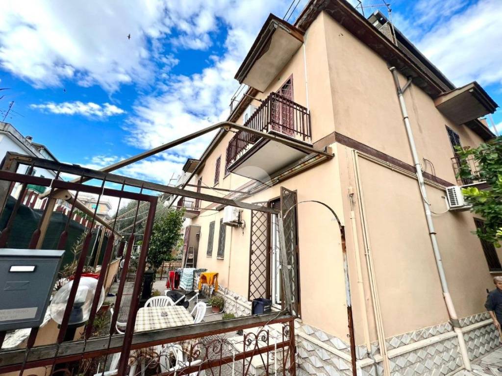 Appartamento in vendita a Roma via Angelo Salmoiraghi, 1